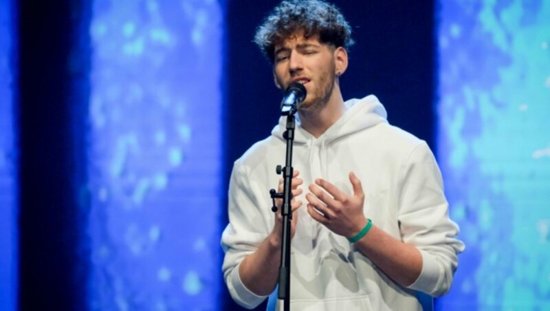 Tobias Hirsch sang „Anyone“ von Demi Lovato. (Bild: ORF)