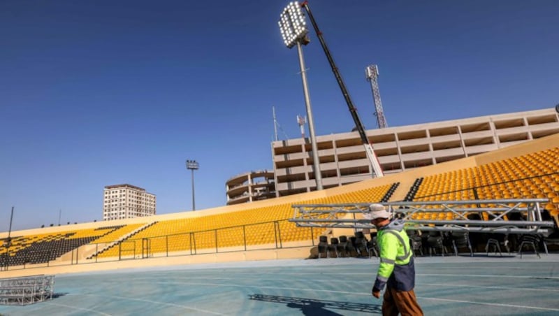 Im Franso Hariri Stadion ist eine Papst-Messe mit Tausenden Gläubigen geplant - trotz Corona. (Bild: APA/AFP/SAFIN HAMED)