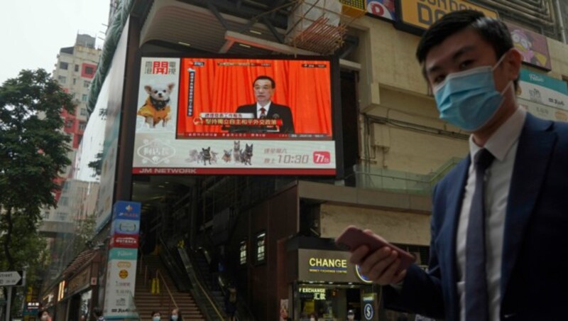 Der Kongress wird auch in der Sonderverwaltungszone Hongkong übertragen. (Bild: AP/Kin Cheung)