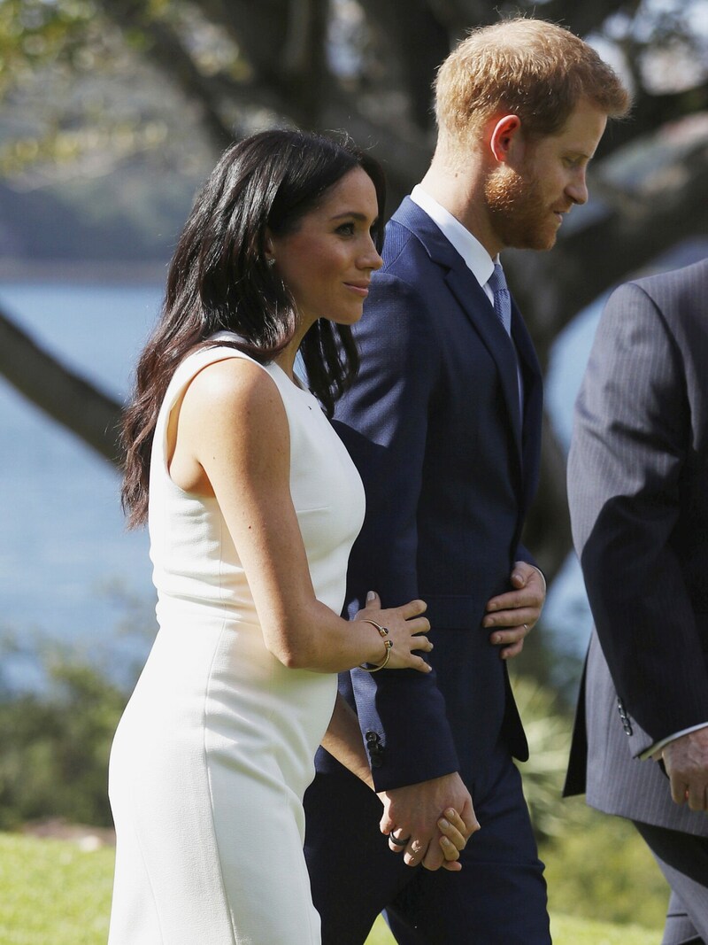 Hand in Hand wollen Herzogin Meghan und Prinz Harry alle schaffen. (Bild: Phil Noble / AP / picturedesk.com)