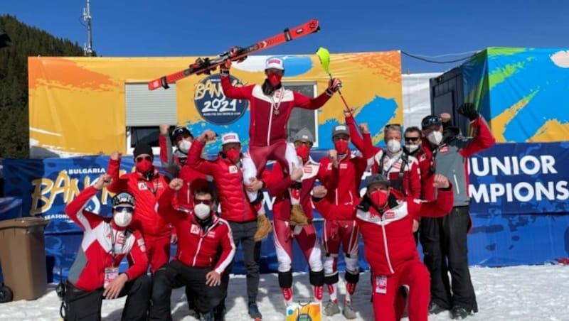 Joshua Sturm (M.) machte mit Bronze den Medaillensatz der ÖSV-Burschen in Bansko komplett. (Bild: ÖSV/Schrammel)