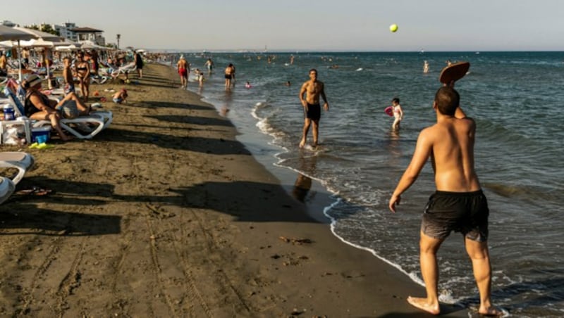 Padel-Tennis am Strand von Zypern: Ab Mai soll das für geimpfte Briten wieder unkompliziert möglich sein. (Bild: AFP)