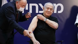 Erst der Chef und dann im Eiltempo das ganze Volk: Am 19. Dezember 2020 erhielt Premier Netanyahu die Spritze, um als Vorbild die vielen Impfskeptiker im Land zu überzeugen. (Bild: AMIR COHEN)