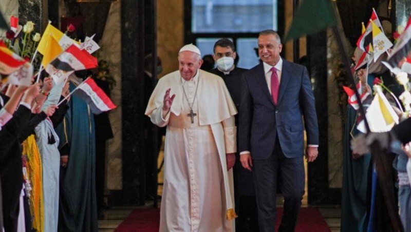 Papst Franziskus wurde vom irakischen Premierminister Mustafa al-Kadhemi in Bagdad empfangen. (Bild: APA/AFP/IRAQIYA TV/Ayman HENNA)