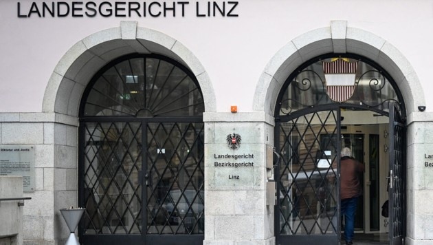 Eine 73-Jährige muss sich in Linz wegen Betruges vor Gericht verantworten. (Bild: Alexander Schwarzl)