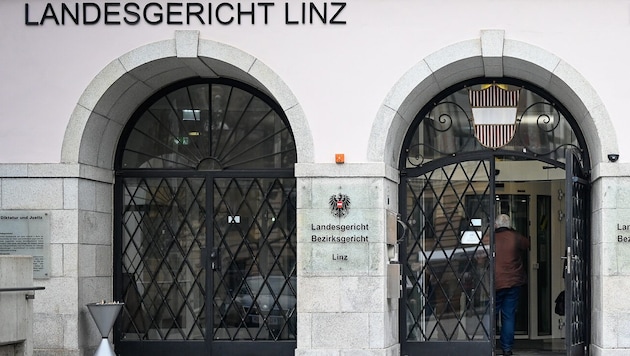 Das Landesgericht Linz wird Schauplatz eines großen Schlepperprozesses (Bild: Alexander Schwarzl)