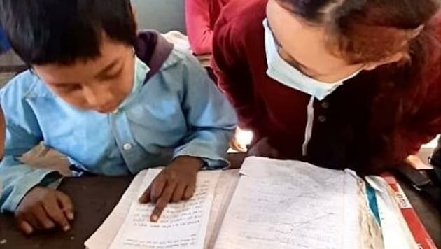 Die Burgenlandschule in Dhawa ist geöffnet. Im Gegensatz zu vielen anderen Krisengebieten auf der Welt wird dort unterrichtet. (Bild: Team Goger)