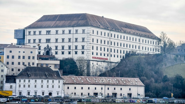 Aus dem langen Gebäudetrakt unterhalb des Linzer Schlosses soll künftig ein Parkhaus werden (Bild: © Harald Dostal)