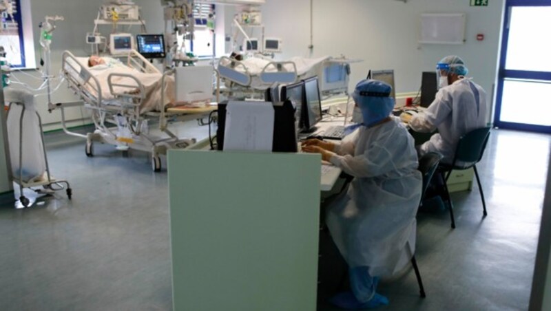 Die Intensivstation mit Covid-19-Patienten eines Krankenhauses in Lissabon Mitte Februar. Mittlerweile hat sich die Situation in Portugal wieder verbessert. (Bild: AP)