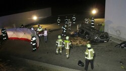 Zwei junge Menschen starben bei dem Unfall am Klagenfurter Südring. Das Auto überschlug sich. (Bild: Berufsfeuerwehr Klagenfurt)