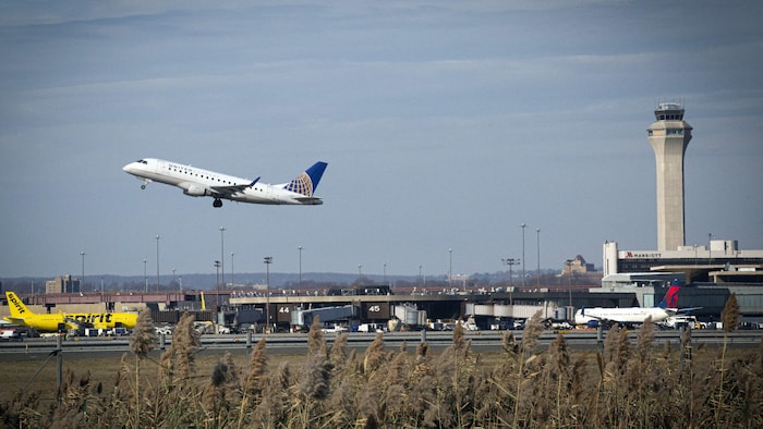 Der Internationale Flughafen von Newark im US-Bundesstaat New Jersey mit einer Boeing 737 Max ...