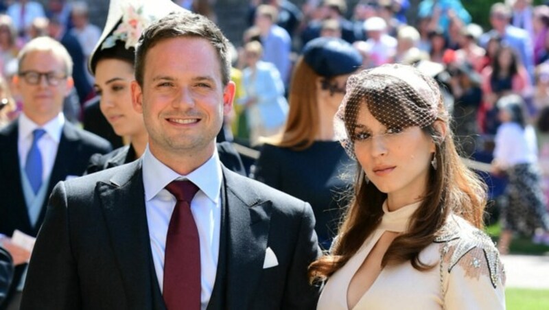 Herzogin Meghans „Suits“-Kollege Patrick J. Adams mit seiner Troian Bellisario bei der Hochzeit von Prinz Harry und Meghan Markle am 19. Mai 2018. (Bild: APA/Photo by Ian WEST / POOL / AFP)