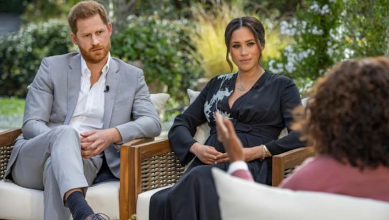 Prinz Harry und Herzogin Meghan enthüllten 2021 im Gespräch mit Oprah Winfrey, dass es in der Royal Family vor der Geburt von Söhnchen Archie Diskussionen um dessen mögliche Hautfarbe gegeben hatte. (Bild: APA/Joe Pugliese/Harpo Productions via AP)