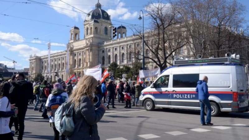 Eine Busreise zur Demo in Wien am 6. März soll eine Ursache des Arzl-Clusters sein. (Bild: APA/Herbert Pfarrhofer)