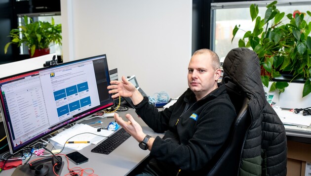 „Der Herr der Schirme“: Alexander Hopfgartner und sein Team kümmern sich um das Online-Buchungssystem. (Bild: Imre Antal)