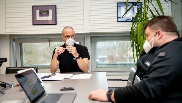 Lagebesprechung: Christian Fohringer (links) und Stefan Spielbichler (Presse) gehen die nächsten Schritte durch. (Bild: Imre Antal)