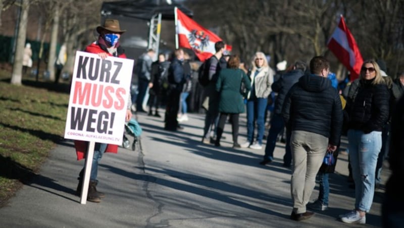 Am Nachmittag verlegten sich die Anti-Corona-Demos in den Prater, Maskenträger wie dieser waren allerdings eher die Ausnahme. (Bild: APA/MICHAEL GRUBER)