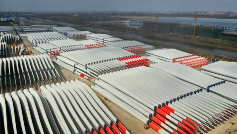 Hier warten die Rotorblätter von Windrädern auf den Export in einer Fabrik in Nantong im Osten Chinas. (Bild: AFP)