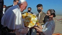 Papst Franziskus bei seiner Ankunft am Flughafen von Arbil, der Hauptstadt der nördlichen irakisch-kurdischen autonomen Region. (Bild: AFP)