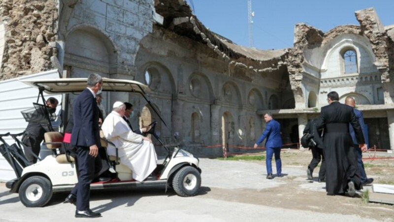 Der Papst beim Besuch einer zerstörten katholischen in Kirche in Mossul, der einstigen Hochburg des IS (Bild: AP)