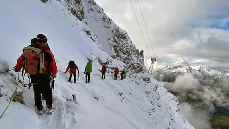 Regina Poberschnigg muss heikle Einsätze auf der Zugspitze koordinieren. (Bild: Bergrettung Ehrwald)