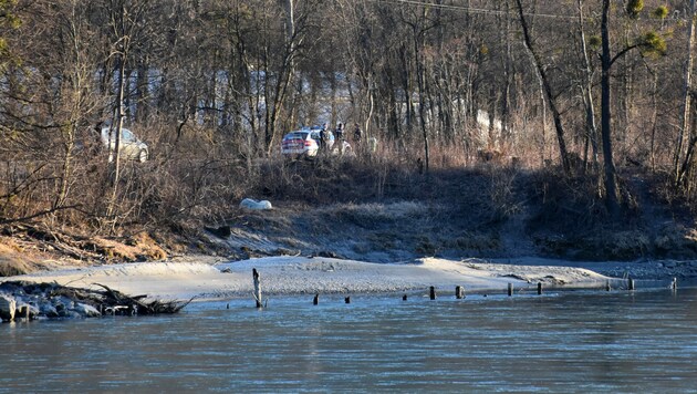 In diesem Uferbereich des Inn wurde die Tote gefunden. (Bild: zoom.tirol)