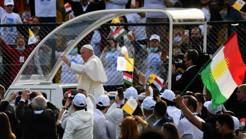 Im Papamobil fuhr Franziskus zur Messe vor. (Bild: AFP)