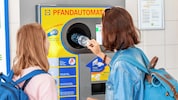 PET-Einweggetränkeflaschen (und auch Alu-Dosen) sind ab heuer „bepfandet“ – wenn das Pfand-Logo ...