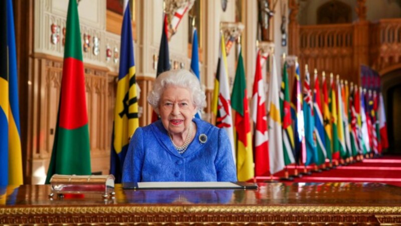 Die Queen unterschrieb in der St. George‘s Halle auf Schloss Windsor bei der Sondersendung zum Commonwealth Day. (Bild: APA/Steve Parsons/Pool via AP)