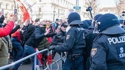 Auch bei den Corona-Demos am vergangenen Wochenende in Wien waren einige Anhänger von Verschwörungstheorien mit von der Partie. (Bild: EXPA/Florian Schroetter)