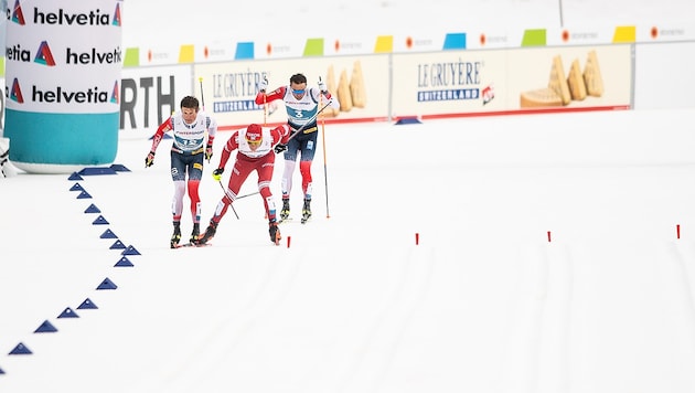 Johannes Hösflot Kläbo (li.) im Duell mit Alexander Bolschunow (Bild: GEPA )