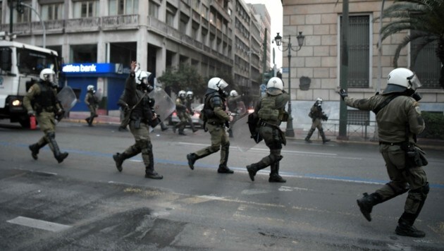 Die Polizei griff bei den Protesten in Athen hart durch. (Bild: AFP/Louisa GOULIAMAKI)
