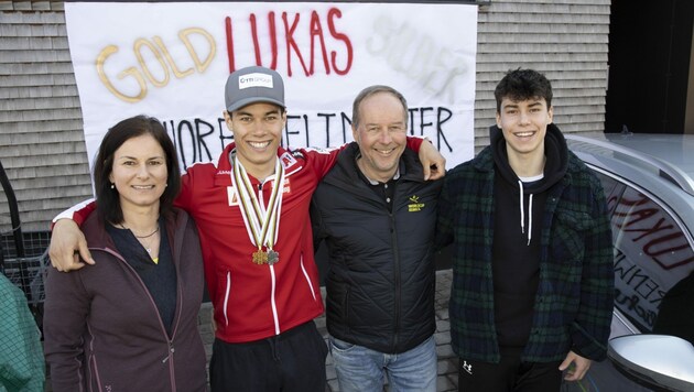 Familie Feurstein: Mama Vroni (li.) und Bruder Marco (re.) drückten Lukas in Mellau die Daumen. Papa Patrick war in Bulgarien vor Ort. (Bild: Maurice Shourot)