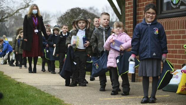 Nach zwei Monaten des Distance Learnings sind die Schulkinder in England am Montag wieder in die Klassen zurückgekehrt. (Bild: AP)