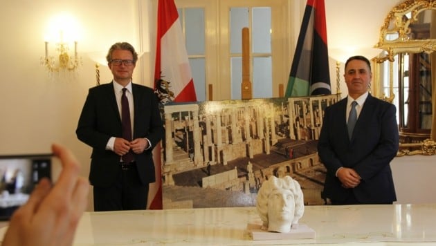 Übergabe der „Faustina“ als Geschenk an den libyschen Staat: Landesrat Christopher Drexler und Libyens Botschafter Jalal Alashi in Wien. (Bild: Libysche Botschaft)