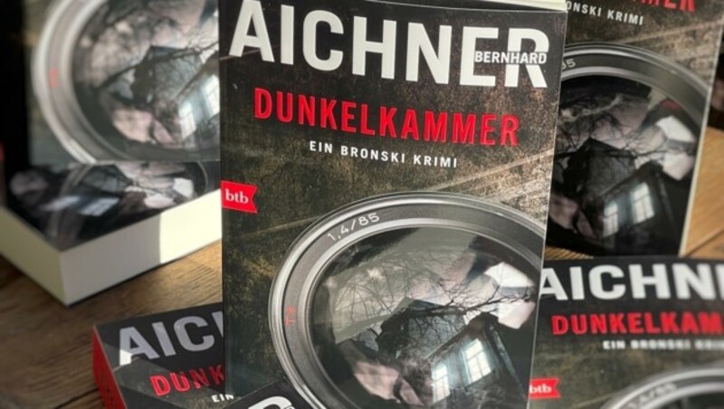 Bernhard Aichners neuestes Werk „Dunkelkammer“ ist gebunden ab 18. März im Buchhandel und als Hör- und E-Buch ab 22. März erhältlich. (Bild: Fotowerk Aichner)
