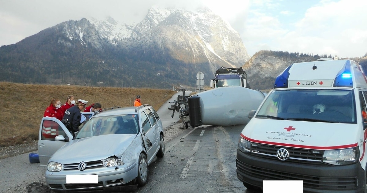 Auf Der B 320 - Betonmischer Schlitterte Gegen Auto: Kind Verletzt ...