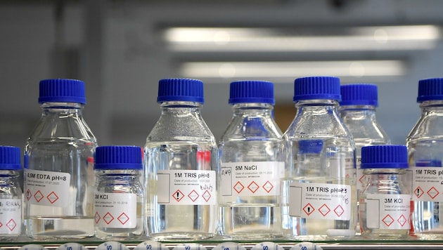 Nun versuchen Labore in Salzburg, die Mutationen des Coronavirus schneller nachweisen zu können. (Bild: ROLAND SCHLAGER)