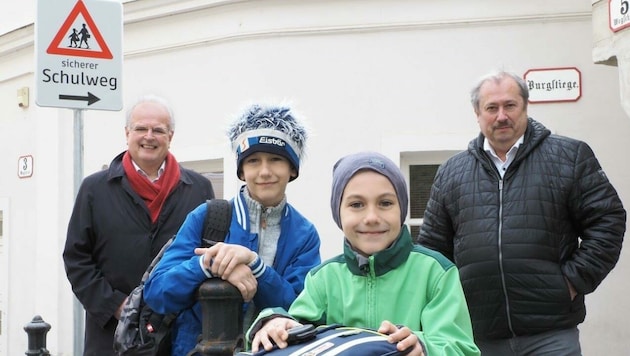 SP-Bürgermeister Reinhard Resch (links) und Verkehrsstadtrat Alfred Scheichel lösten das „Schulweg-Problem“ und brachten eine Zusatztafel an. (Bild: Gabriele Moser)