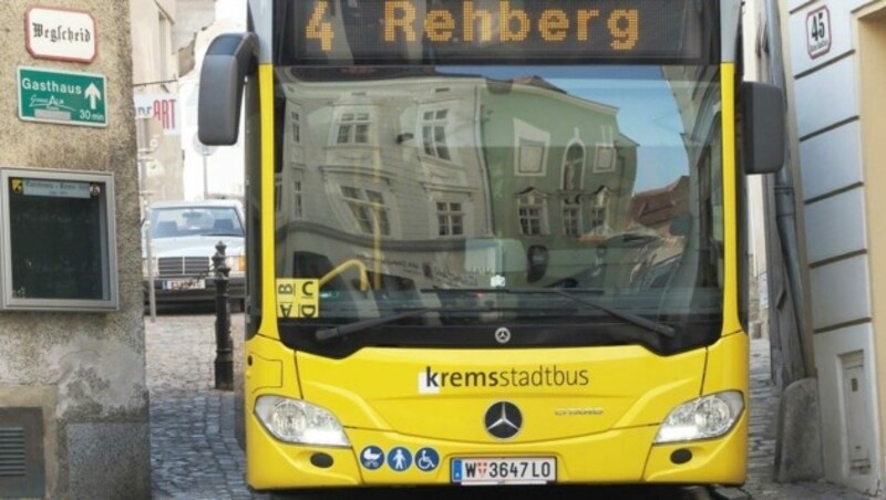 Der neue Kremser Stadtbus wurde für die schmale Wegscheid endgültig zu breit. (Bild: Gabriele Moser)