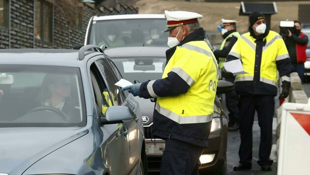 Ausreisekontrolle (Bild: APA/GERT EGGENBERGER)