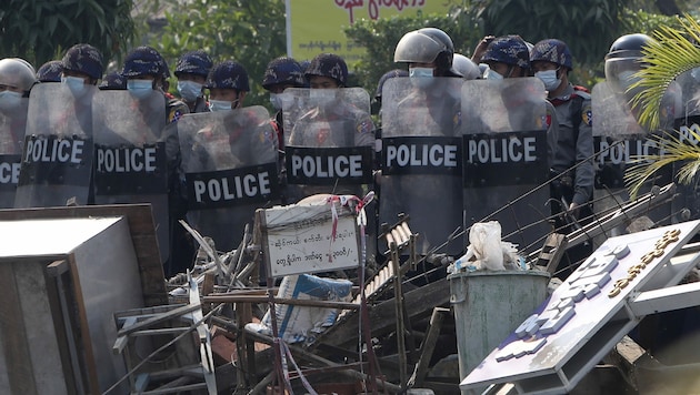 Die Polizei in Myanmar geht hart gegen Demonstranten vor. (Bild: AP)