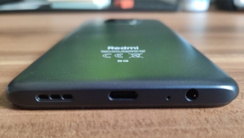 Wer Kopfhörer mit Kabel hat, kann diese dank Audioklinke am Redmi Note 9T problemlos nutzen. (Bild: Dominik Erlinger)