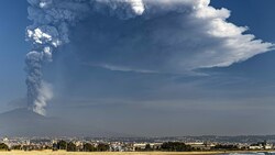 Aus dem Vulkan Ätna emporsteigender Rauch wird bei entsprechender Wetterlage Hunderte Kilometer weit getragen. Diesmal ist eine Aschwolke nach Athen „gereist“. (Bild: AP)