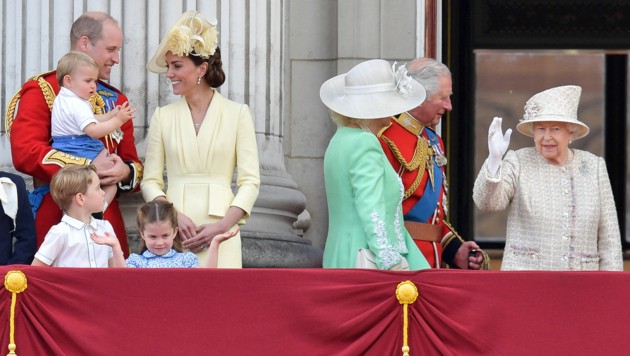 Kate und William mit den Kindern 2019 bei der „Trooping the Colour“-Zeremonie, links die Queen mit Prince Charles und Herzogin Camilla (Bild: AFP)