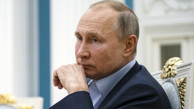 Russlands Präsident Wladimir Putin versorgt zahlreiche Staaten mit dem Impfstoff „Sputnik V“. Steckt dahinter nur Propaganda, wie die EU vermutet? (Bild: AP)