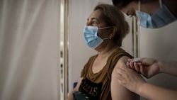 Eine Dame erhält ihre zweite Sinovac-Covid-19-Impfung in einer Schule in Chiles Hauptstadt Santiago. (Bild: The Associated Press)