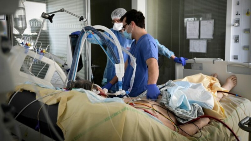 Ein Covid-Intensivpatient, der in einem Pariser Krankenhaus künstlich beatmet wird. (Bild: AFP)