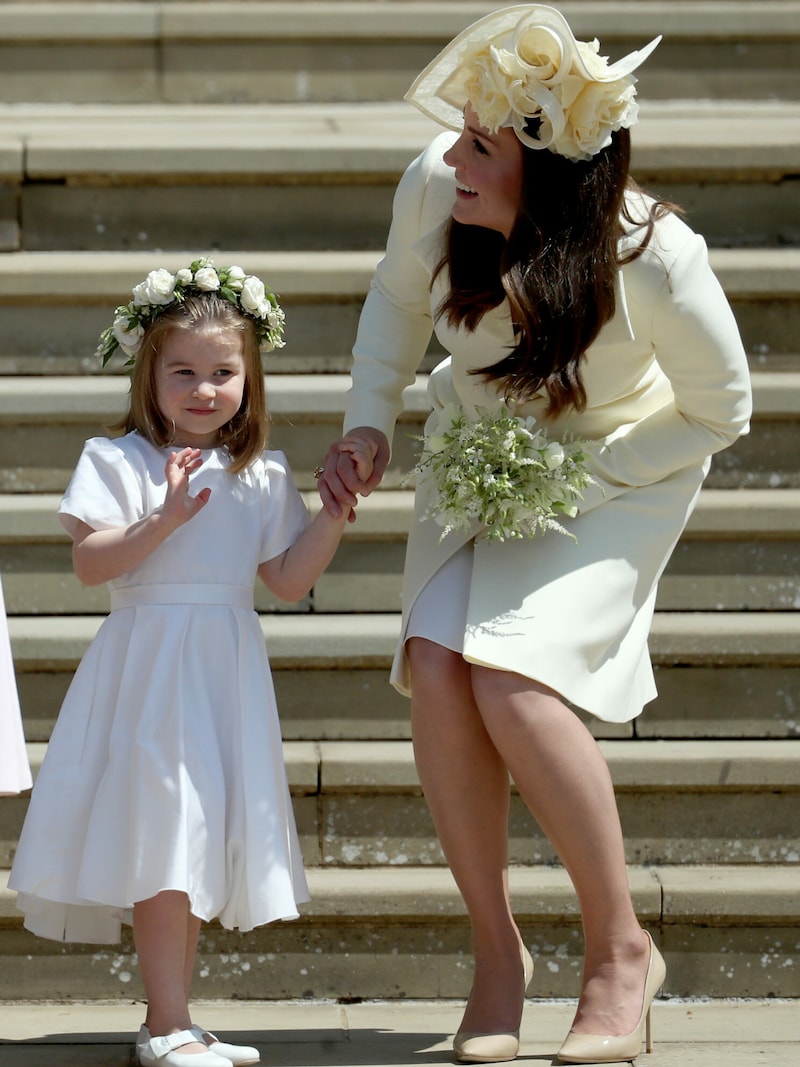 Herzogin Kate mit Prinzessin Charlotte auf den Stufen der St George‘s Chapel in Windsor Castle (Bild: Jane Barlow / PA / picturedesk.com)