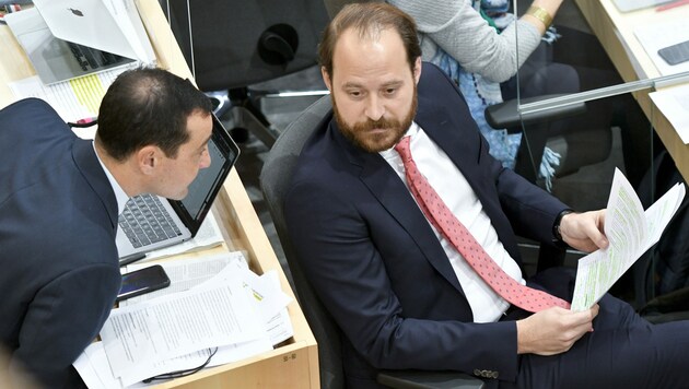 Die NEOS-Abgeordneten Nikolaus Scherak (rechts) und Gerald Loacker (Bild: APA/Herbert Neubauer)